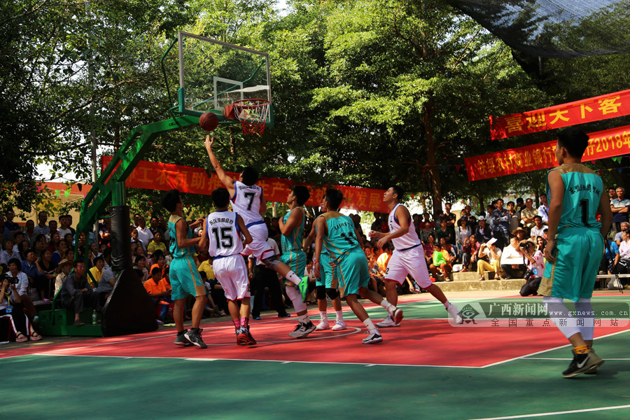 利物浦内讧曝光！斯洛特不愿卖迪亚斯，总监休斯却执意推动转会