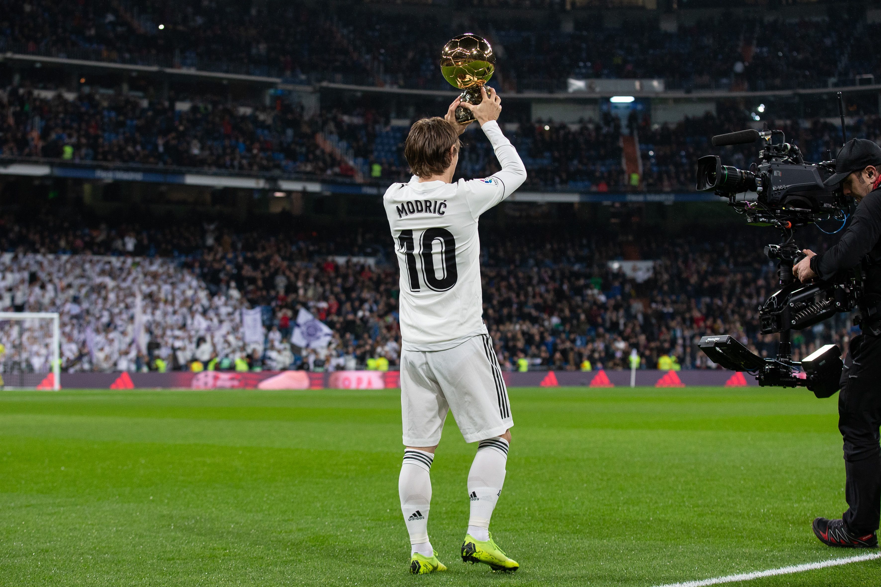 收到国足纪念球衣，尹鸿博：感谢祖国，为国出战是最大骄傲