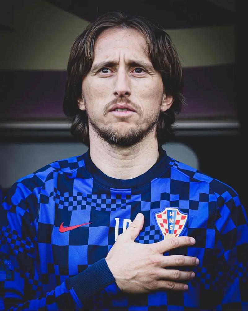 二人都是脖子以下世界级，巴神问题不在脖子以上，内马尔问题脖子上、下都有